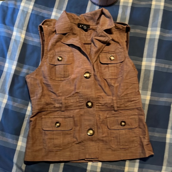 A. Byer Sleeveless Button Up Blouse - Picture 3 of 10